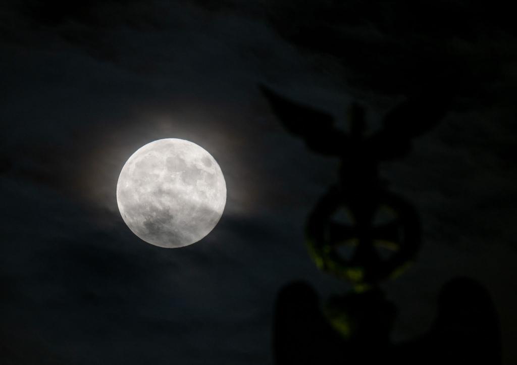 Der Mond kommt der Erde näher. (Archivbild) - Foto: Soeren Stache/dpa