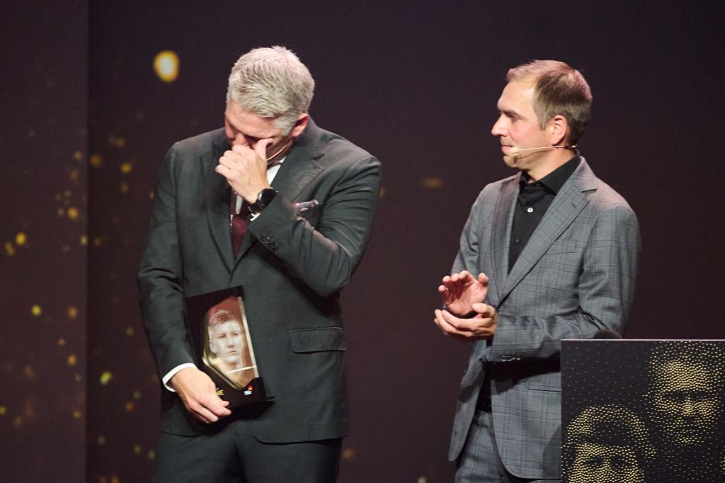 Bastian Schweinsteiger (l) zählt jetzt zu den Mitgliedern der Hall of Fame des deutschen Fußballs. - Foto: Bernd Thissen/dpa