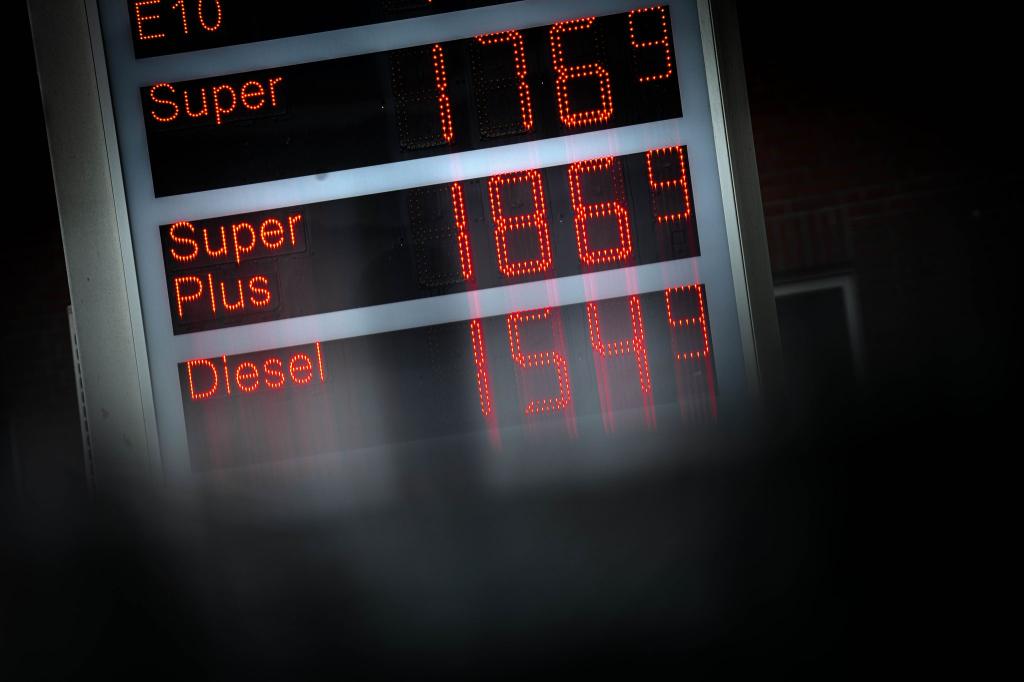 Ein Liter Super für 1,77 Euro - ziemlich teuer. Anderswo war das günstiger zu haben. (Archivbild) - Foto: Sina Schuldt/dpa