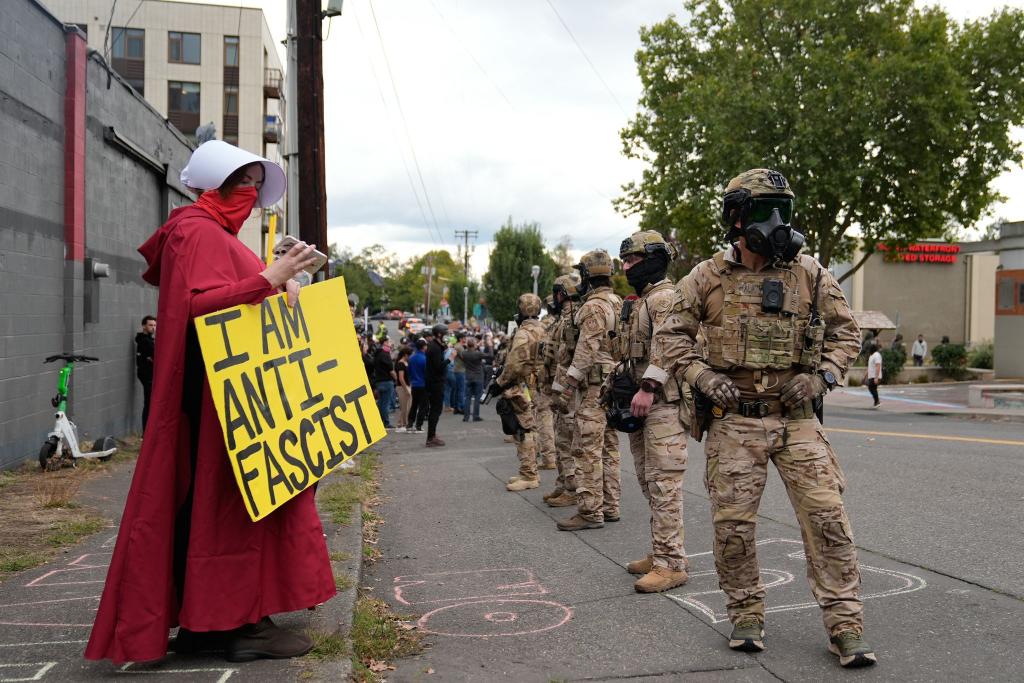 Gegen den Einsatz von Bundesbeamten in Chicago gibt es erhebliche Proteste. - Foto: Jenny Kane/AP/dpa