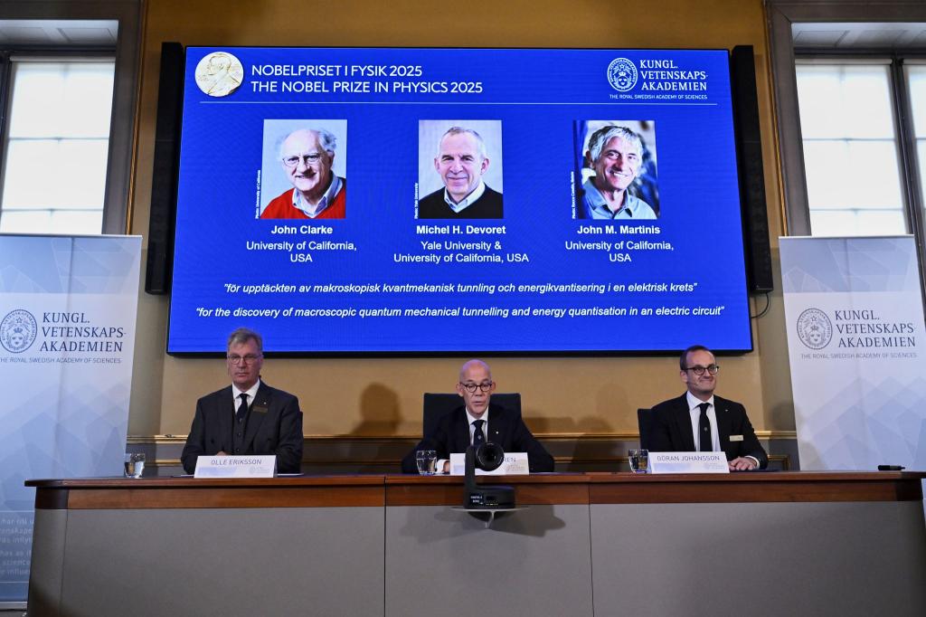 Den Nobelpreis für Physik erhalten 2025 die Quantenphysiker John Clarke, Michel Devoret und John Martinis. - Foto: Claudio Bresciani/TT News Agency/AP/dpa
