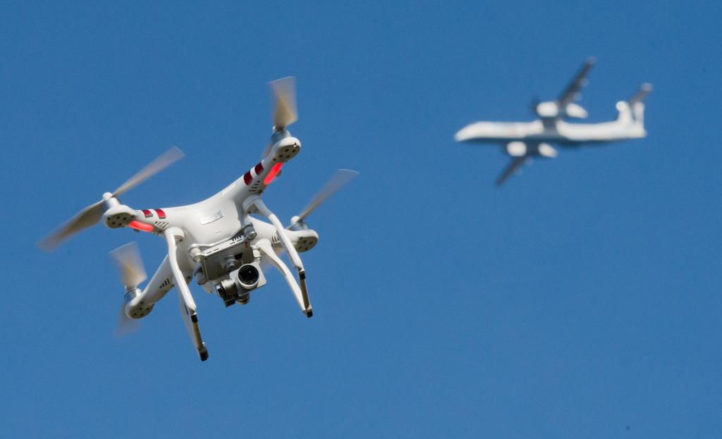Nachdem es europaweit mehr Drohnensichtungen in Bereichen der kritischen Infrastruktur gegeben hat, reagiert Bayern mit einer Novelle des Polizeiaufgabengesetzes. (Symbolbild) - Foto: Julian Stratenschulte/dpa