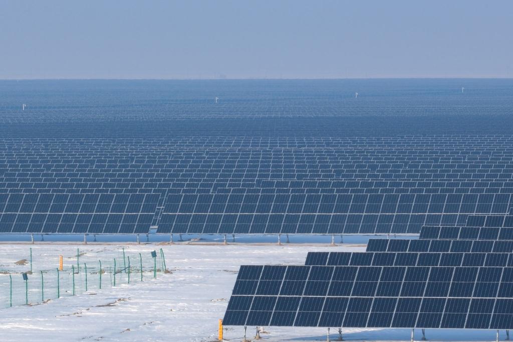 China war laut einer Studie der Denkfabrik Ember im ersten Halbjahr 2025 für 55 Prozent des weltweiten Solarwachstums verantwortlich. - Foto: Zhang Cheng/Xinhua/dpa