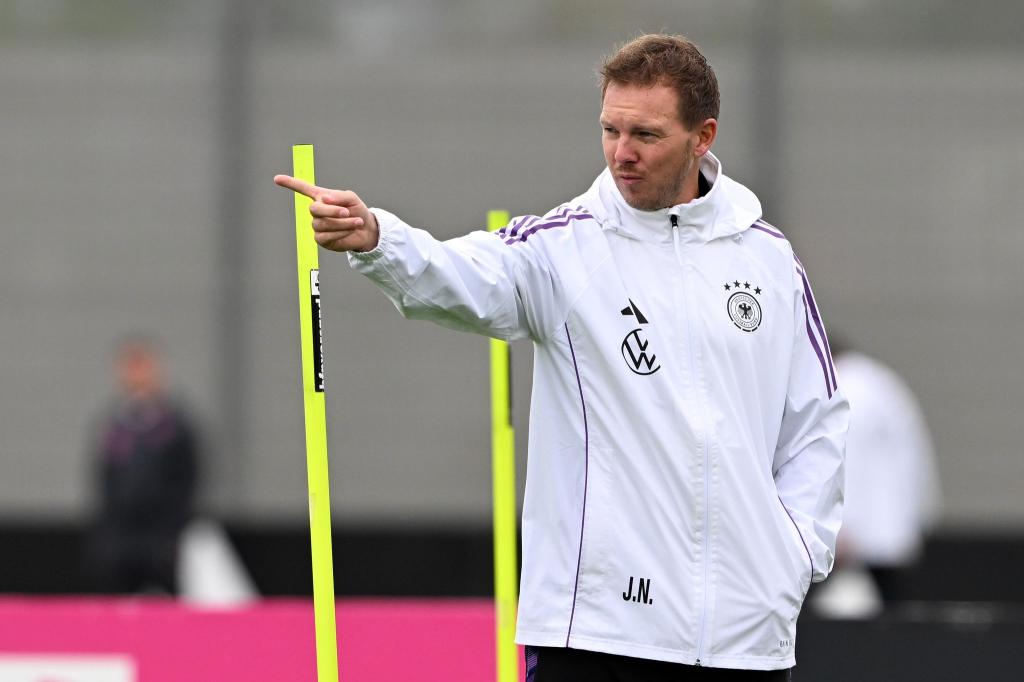 Da geht's lang zur WM: Julian Nagelsmann beim Training in Herzogenaurach. - Foto: Federico Gambarini/dpa