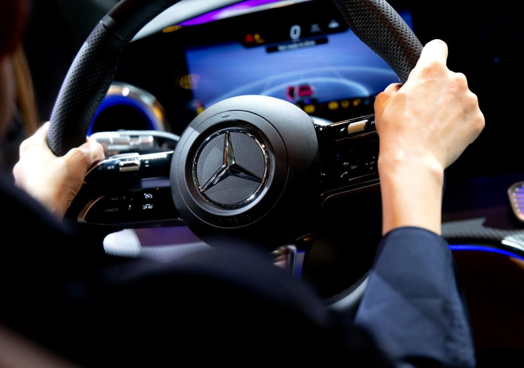 Mercedes-Benz hat erneut weniger Fahrzeuge verkauft. (Archivbild) - Foto: Sven Hoppe/dpa