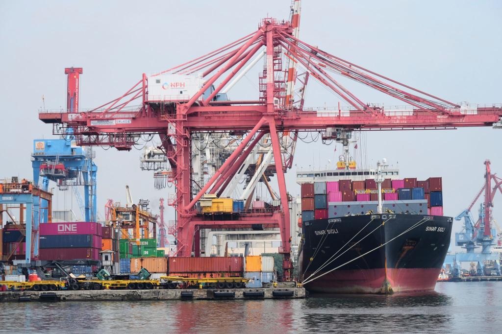 Die WTO rechnet mit einer deutlichen Abkühlung beim Wachstum des Welthandels 2026. (Symbolbild) - Foto: Tatan Syuflana/AP/dpa