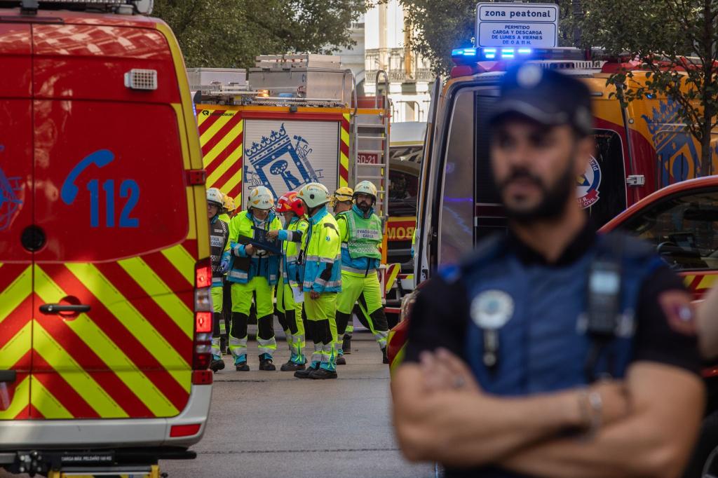 Die Einsatzkräfte suchten fieberhaft nach möglichen Verschütteten. - Foto: Alejandro Martínez Vélez/EUROPA PRESS/dpa