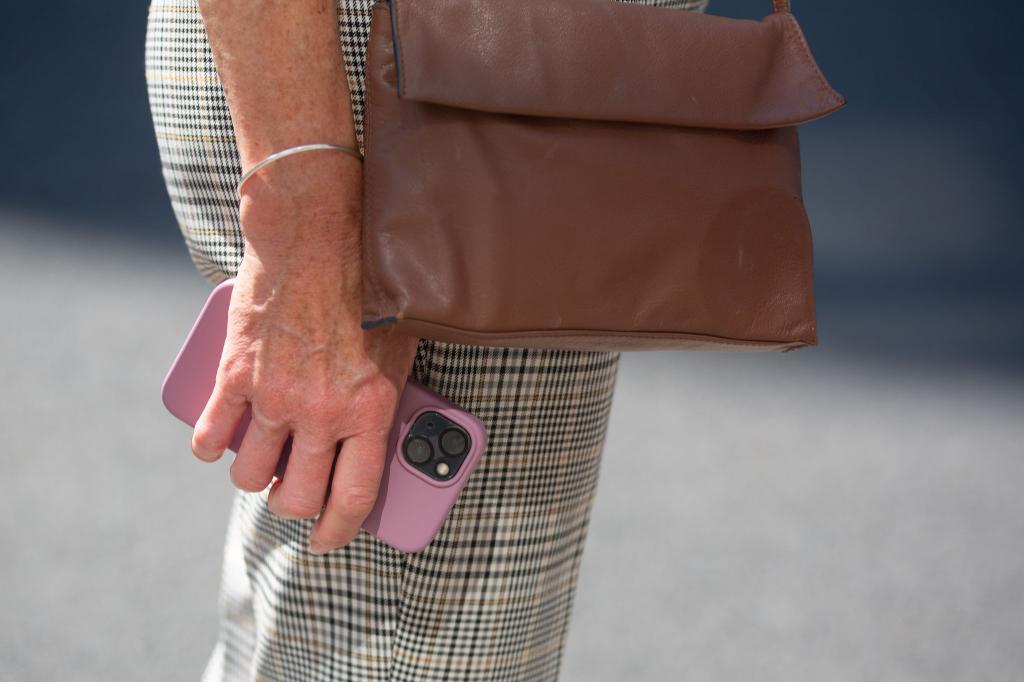 Immer wieder werden Passanten in London die Smartphones aus der Hand gerissen. (Symbolbild) - Foto: Fernando Gutierrez-Juarez/dpa