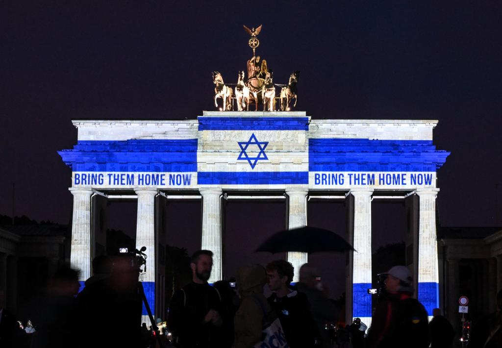 Das Brandenburger Tor ist in den Farben der israelischen Flagge angestrahlt. - Foto: Britta Pedersen/dpa