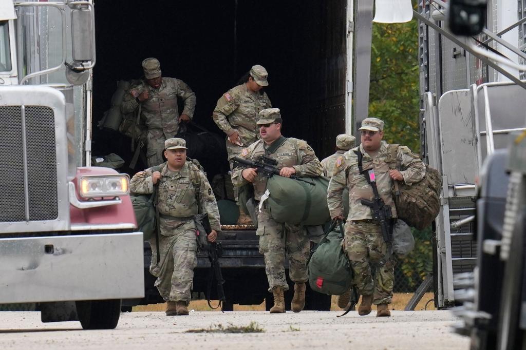 Mitglieder der Nationalgarde aus Texas sind in Illinois angekommen. - Foto: Erin Hooley/AP/dpa