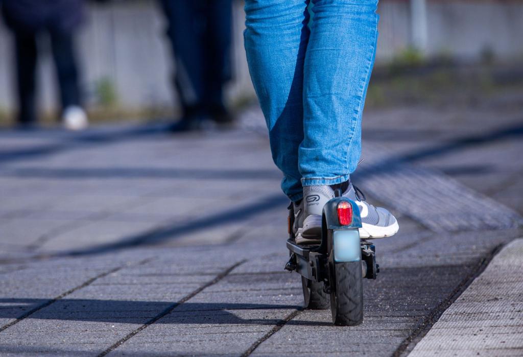 Neue E-Scooter sollen ab dem Jahr 2027 verpflichtend mit Blinkern ausgerüstet sein. - Foto: Jens Büttner/dpa