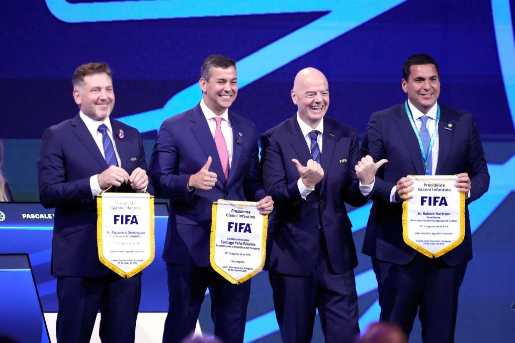 Gianni Infantino (2. von rechts) mit den Verbandsbossen der WM-Gastgeber Südamerikas - Foto: Fernando Calistro/AP/dpa