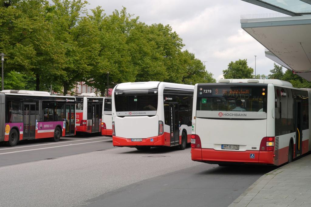 Weniger Fahrgäste in Bussen und Bahnen als vor Corona. (Archivbild) - Foto: Marcus Brandt/dpa