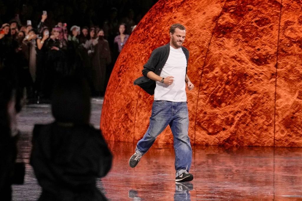  Matthieu Blazy bei der Präsentation der Chanel Frühjahr/Sommer 2026 Kollektion. - Foto: Aurelien Morissard/AP/dpa