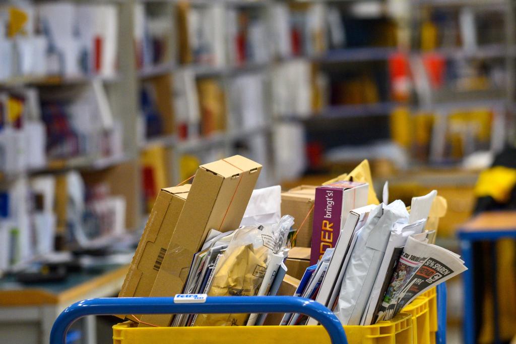 Probleme bei der Paketzustellung? Keine Postfiliale in der Nähe? Der Mängelmelder Post der Bundesnetzagentur nimmt ab sofort Beschwerden entgegen. (Symbolbild) - Foto: Klaus-Dietmar Gabbert/dpa