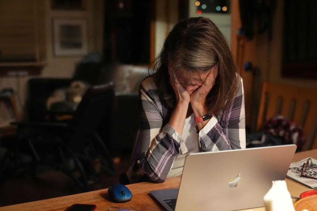 Nobelpreisträgerin Brunkow wird in den USA mitten in der Nacht von Fotografen zuhause überrascht. - Foto: Lindsey Wasson/AP/dpa