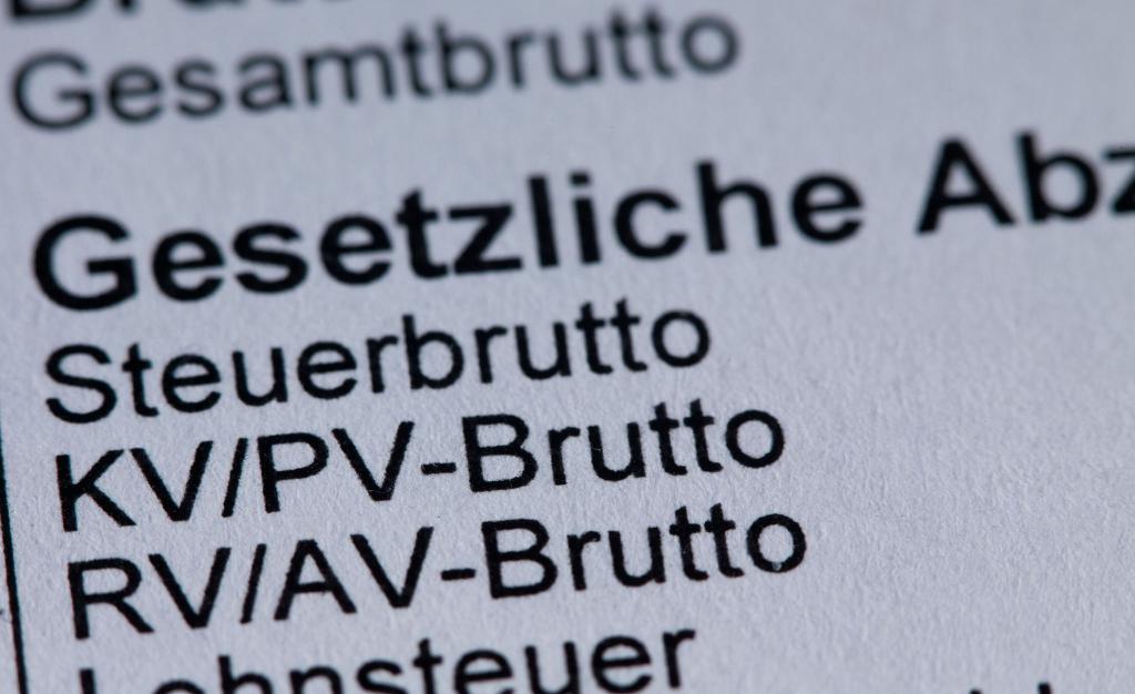 Die Beitragsbemessungsgrenze für die Krankenversicherung soll auf 5.812,50 Euro steigen. (Illustration) - Foto: Jens Büttner/dpa