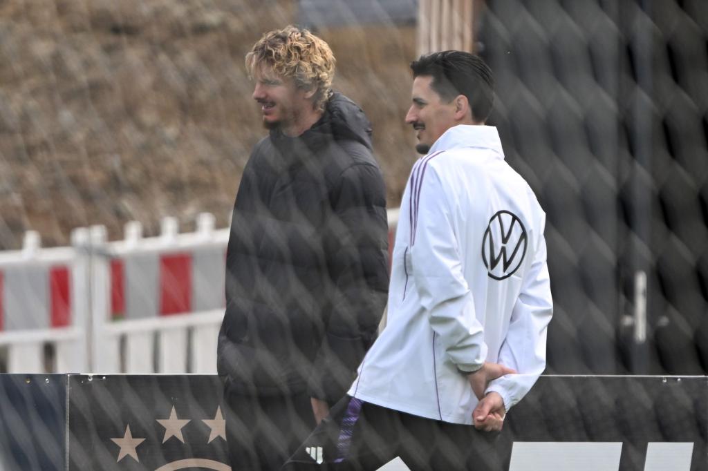 Nur Zuschauer beim Training: Nick Woltemade mit Co-Trainer Benjamin Hübner (r). - Foto: Federico Gambarini/dpa