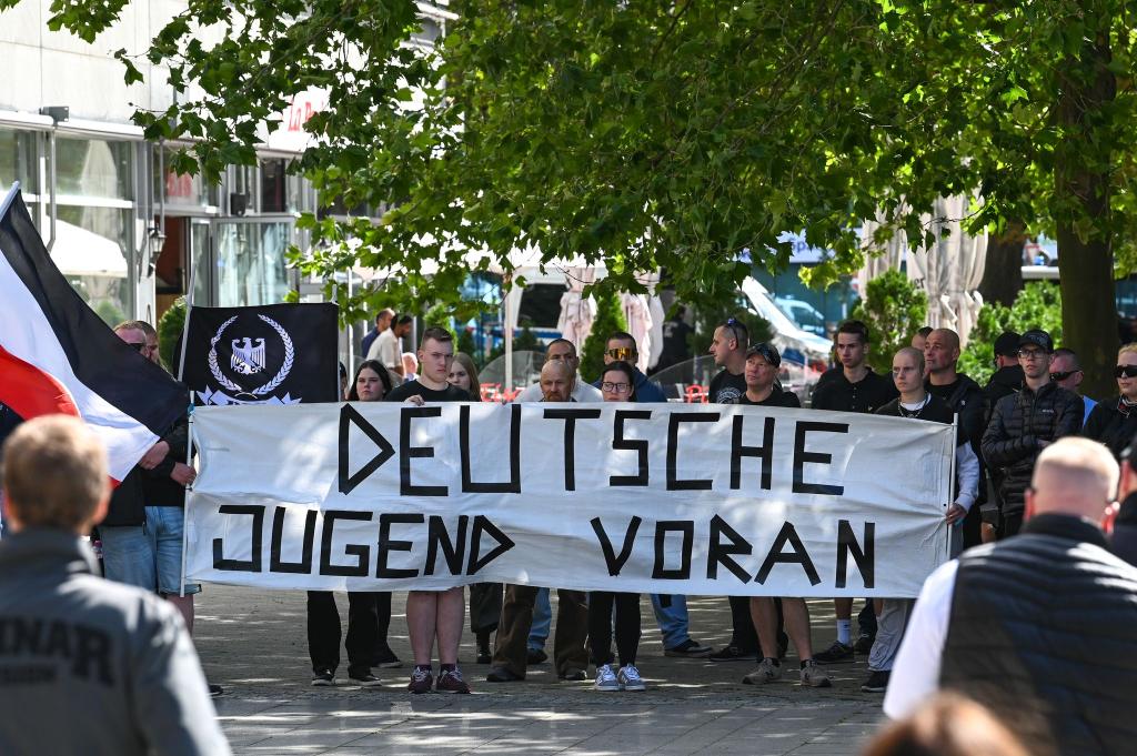 Die Gruppe «Deutsche Jugend Voran» wird von der Bundesregierung als Beispiel für eine junge, rechtsextreme Gruppierung genannt. (Archivbild) - Foto: Heiko Rebsch/dpa