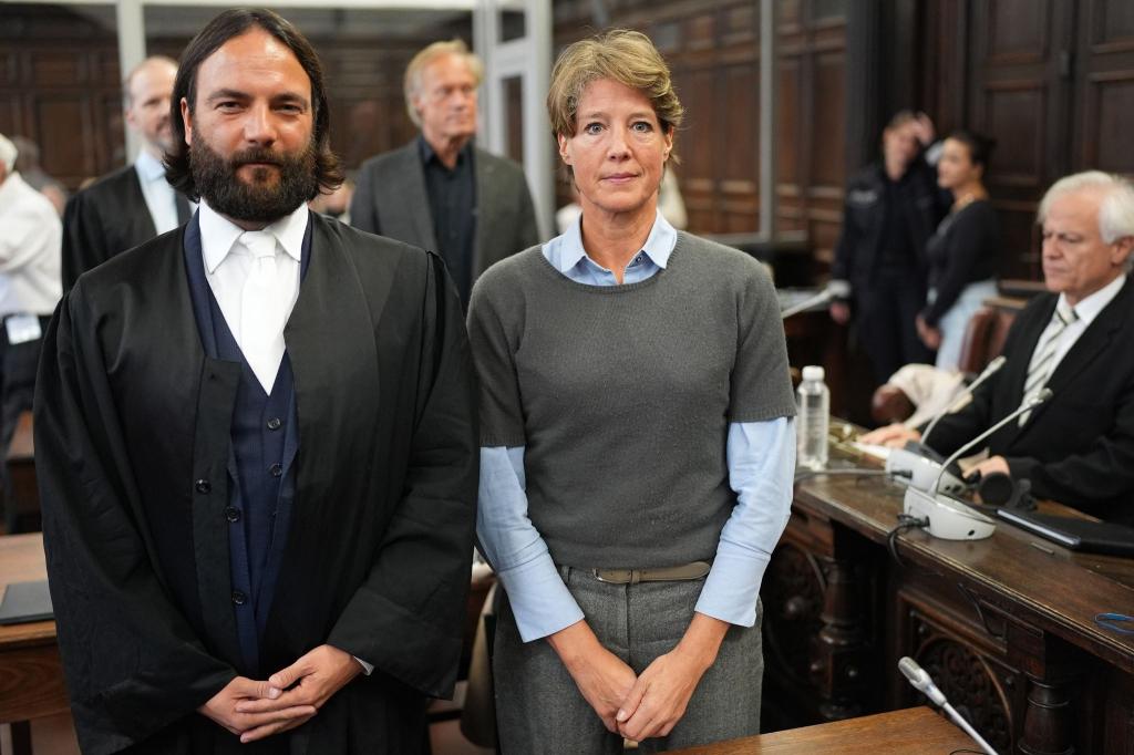 Anwalt Ingo Bott und seine Mandantin Christina Block stehen vor Prozessbeginn im Gerichtssaal. - Foto: Marcus Brandt/dpa/dpa Pool