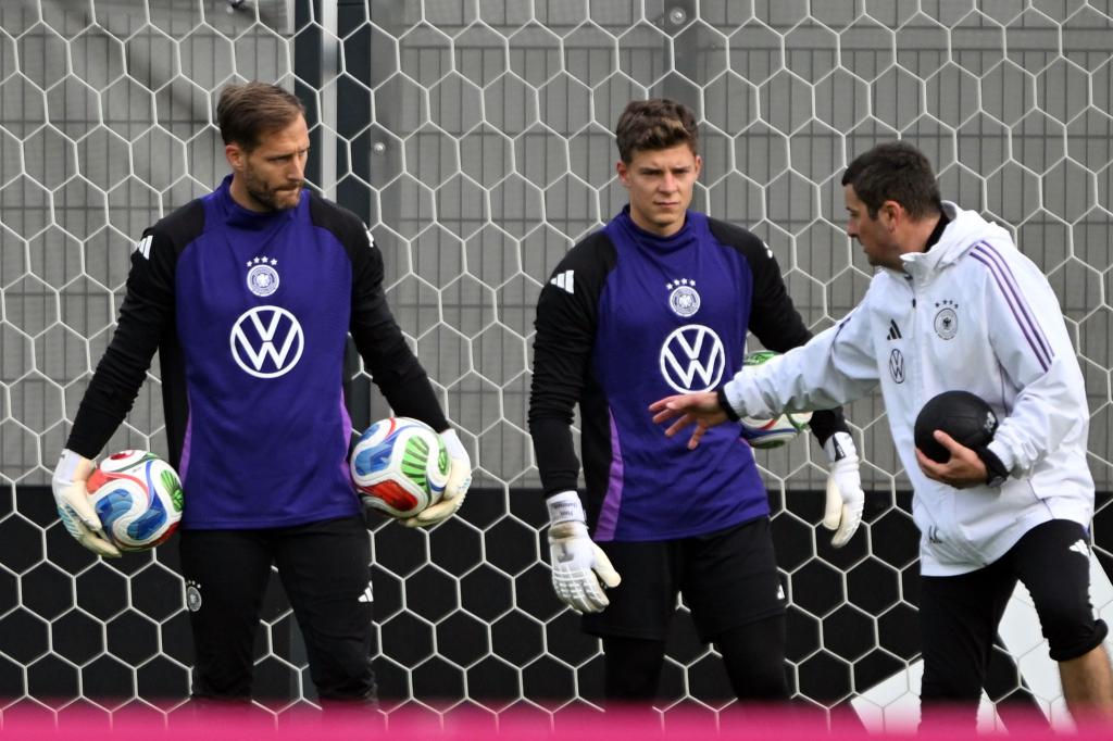 Oliver Baumann (l.) hört Torwart-Trainer Andreas Kronenberg aufmerksam zu. - Foto: Federico Gambarini/dpa