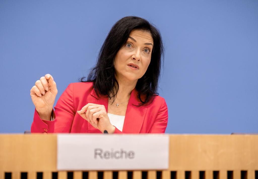 «Deutschland droht zurückzufallen», warnt Wirtschaftsministerin Katherina Reiche. - Foto: Michael Kappeler/dpa