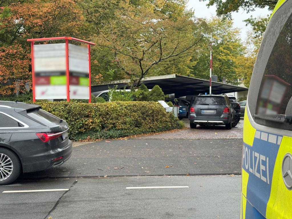 Großeinsatz der Polizei an Berufskolleg: Eine Schülerin wurde mit einem Messer angegriffen - Foto: Christian Müller/dpa