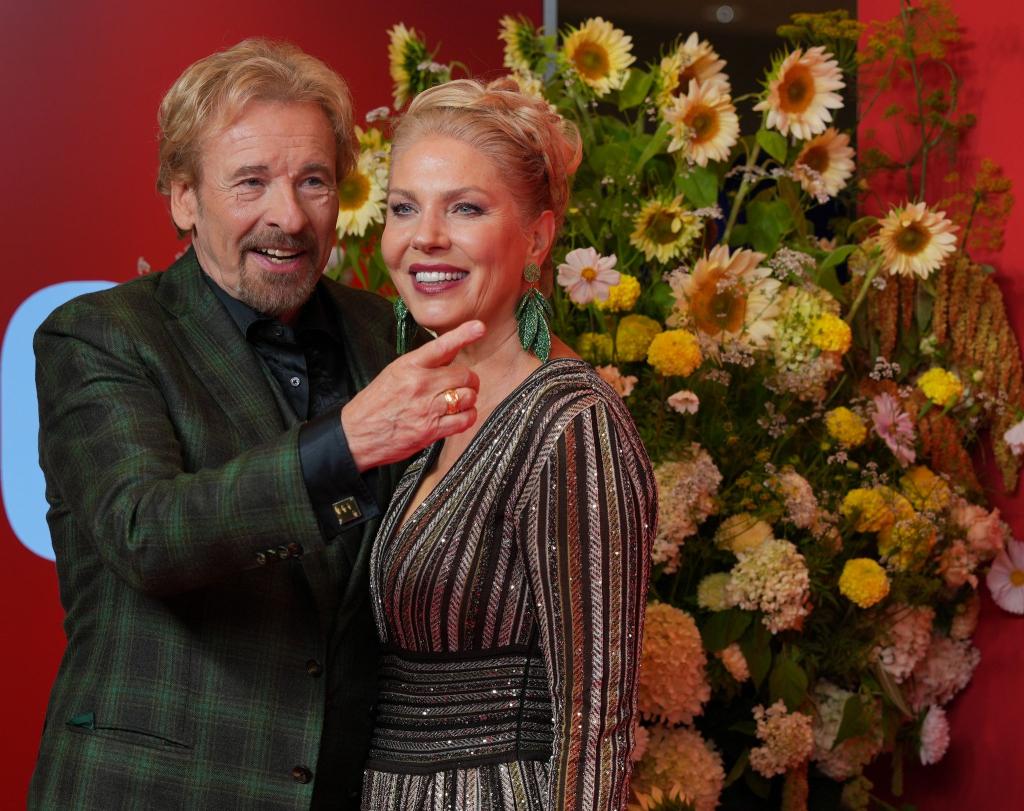 Thomas Gottschalk und Karina Mroß im September in Berlin. (Archivbild) - Foto: Soeren Stache/dpa