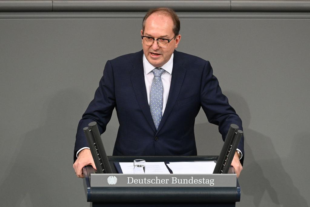 Innenminister Dobrindt warnt vor Anreizen für illegale Migration. - Foto: Niklas Graeber/dpa