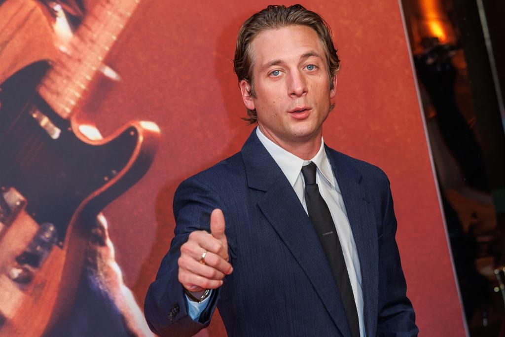 Jeremy Allen White stellte in Berlin den neuen Film über Bruce Springsteen vor. - Foto: Andreas Gora/dpa