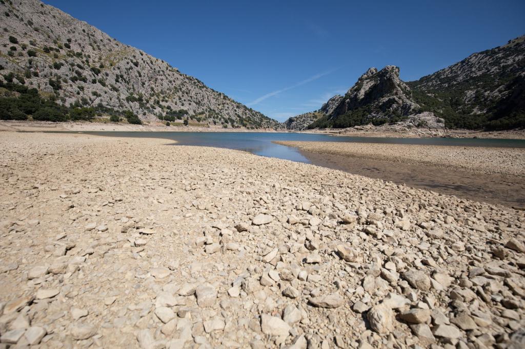 Das Wasserreservoir Gorg Blau im Tramuntana-Gebirge, das Palma auf Mallorca versorgt, war im September recht leer. (Archivbild) - Foto: Clara Margais/dpa
