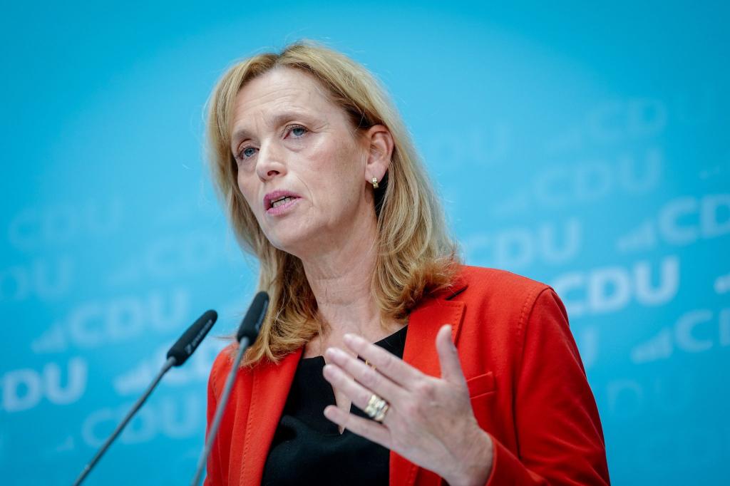 Bildungsministerin Prien berichtet von Überlegungen unter Juden, ob sie sich vorsorglich ein Finanzpolster im Ausland anlegen sollen. - Foto: Kay Nietfeld/dpa
