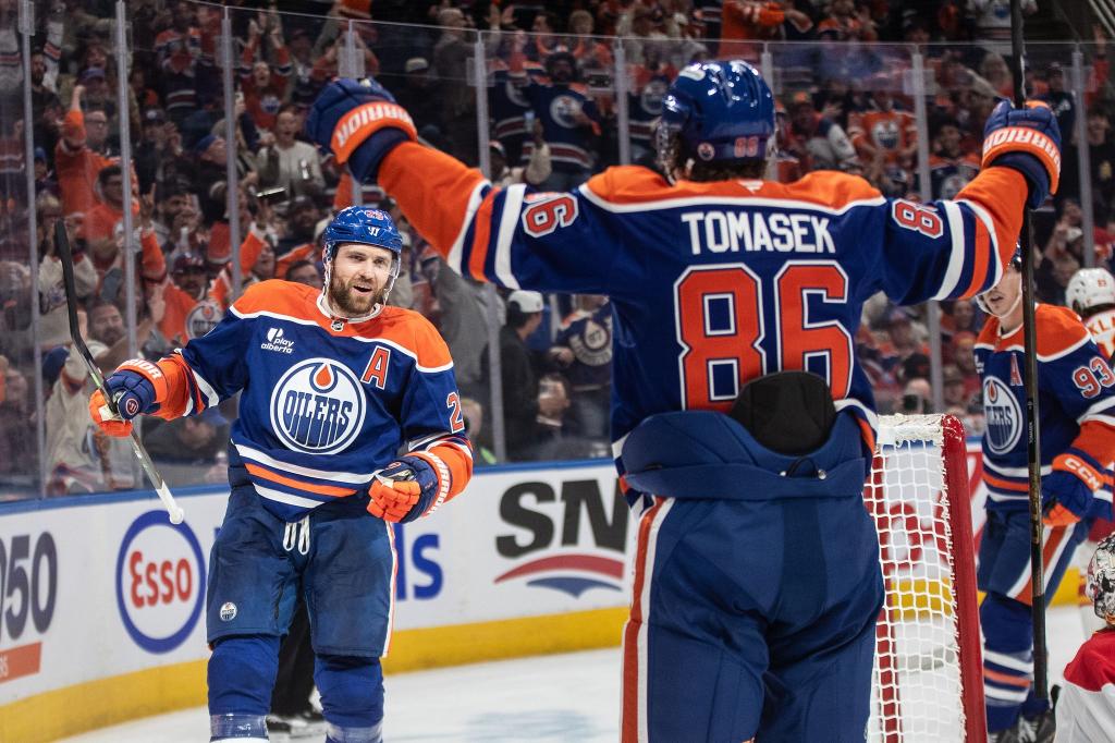 Leon Draisaitl (links) hat das 400. NHL-Tor seiner Karriere erzielt. - Foto: Jason Franson/The Canadian Press/dpa