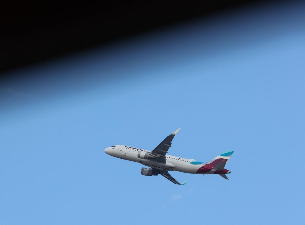 Am Mittwochabend musste ein Eurowings-Flieger kurz nach Abflug wieder zum Hamburg Airport zurückkehren. (Archivbild) - Foto: Bodo Marks/dpa