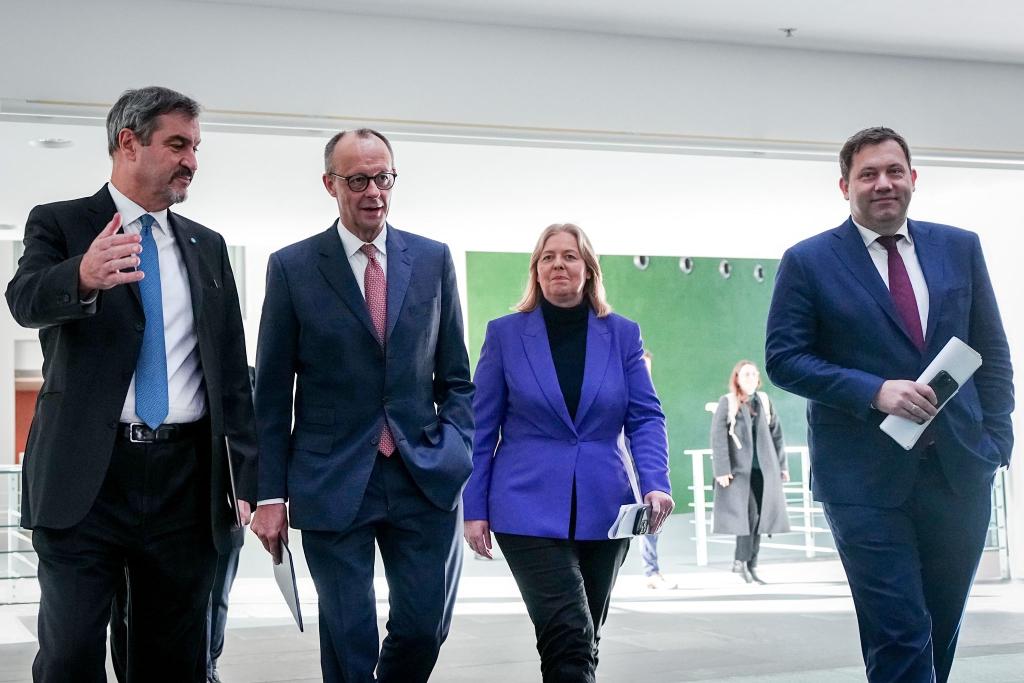 Zufriedene Gesichter nach langer Nachtsitzung: Die Koalition einigt sich bei mehreren Streitthemen. - Foto: Kay Nietfeld/dpa