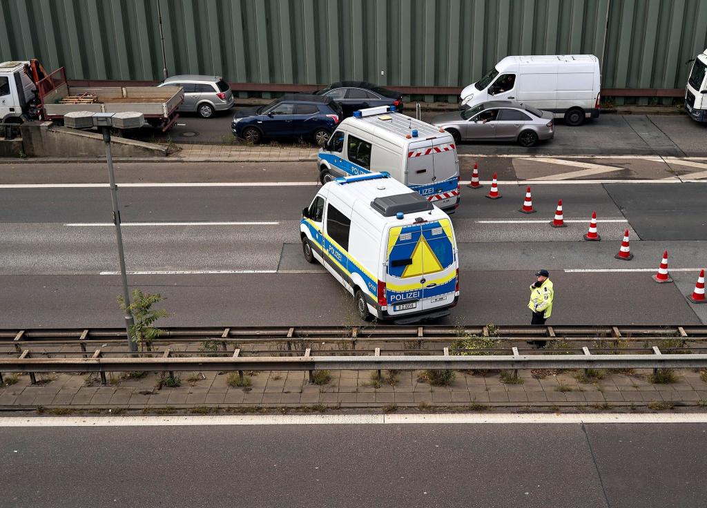 Die Polizei suchte nach Spuren und Beweismitteln. - Foto: Michael Ukas/dpa