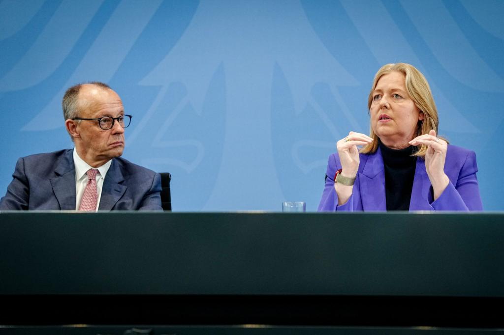 Kanzler Friedrich Merz (CDU) und Arbeitsministerin Bärbel Bas (SPD) haben lange um das Bürgergeld gerungen. - Foto: Kay Nietfeld/dpa