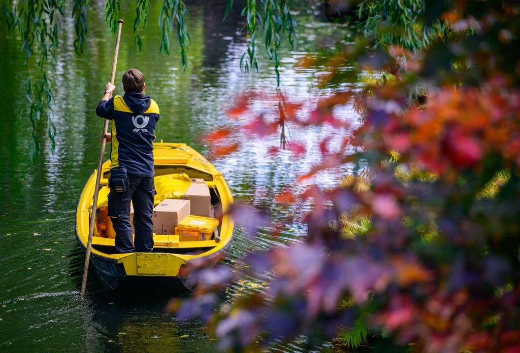 Der Postkahn im Spreewald geht in die Winterpause. - Foto: Patrick Pleul/dpa