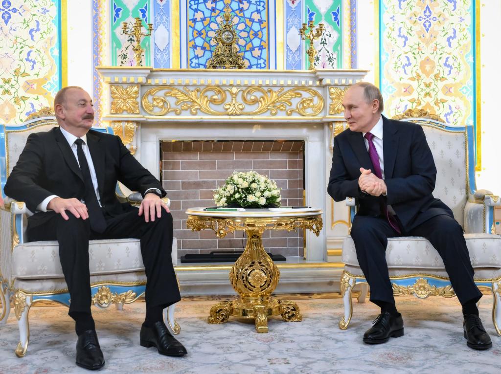 Der aserbaidschanische Präsident Ilham Aliyev hat Kremlchef Wladimir Putin öffentlich gedankt für die Aufklärung des Flugzeugabsturzes im Dezember vorigen Jahres. - Foto: Grigory Sysoyev/Pool Sputnik Kremlin/AP/dpa