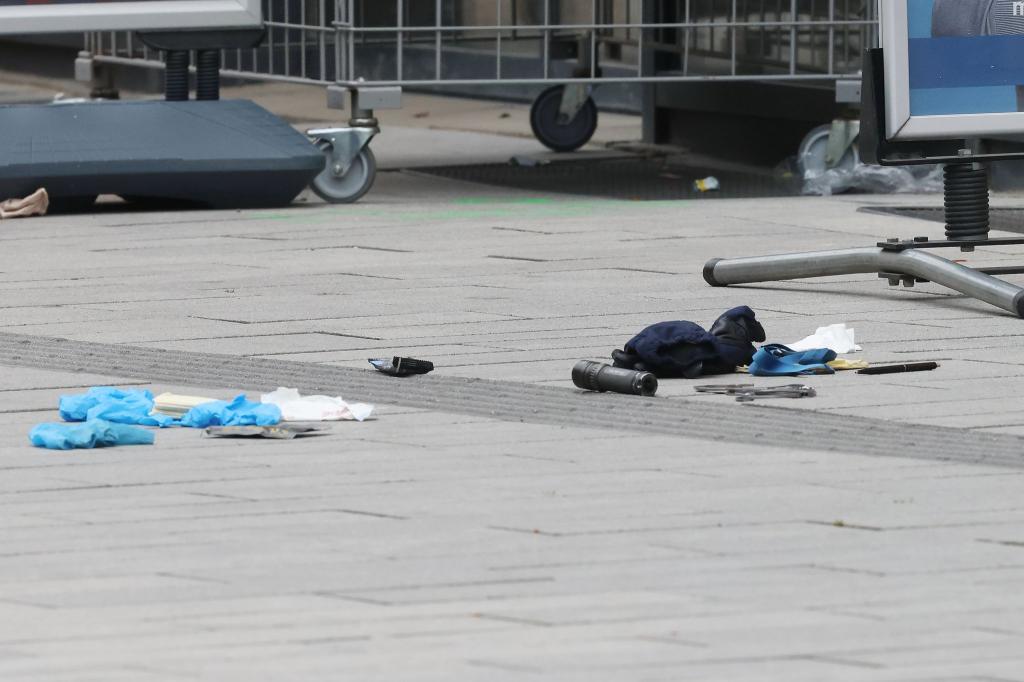 Die Polizei hat auf einer belebten Einkaufsstraße in Düsseldorf einen bewaffneten Mann niedergeschossen und schwer verletzt. - Foto: David Young/dpa