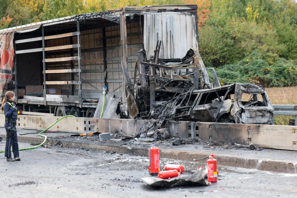 Bei einem Unfall auf der A59 bei Köln ist ein Mensch gestorben. - Foto: Thomas Banneyer/dpa