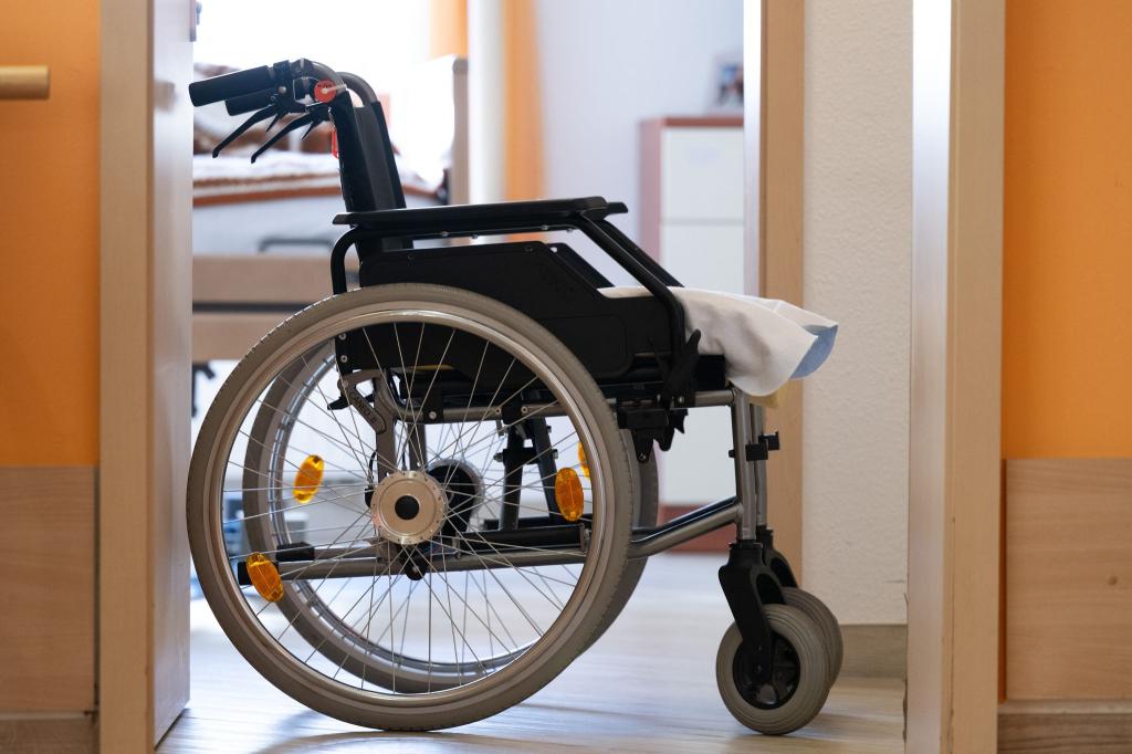 Wer alt wird, wird häufiger krank. Eine alternde Bevölkerung bedeutet für die Krankenkassen stark steigende Ausgaben. (Symbolbild) - Foto: Sebastian Kahnert/dpa