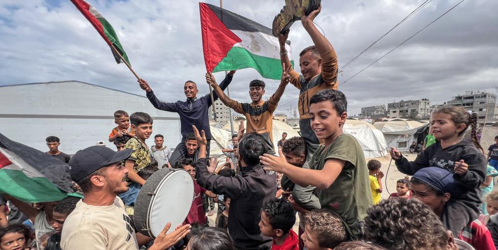 Palästinenser feiern im Lager Nusairat, nachdem sich Israel und die Hamas auf die erste Phase eines Friedensplans zur Beendigung der Kämpfe geeinigt haben. - Foto: Belal Abu Amer/APA Images via ZUMA Press Wire/dpa