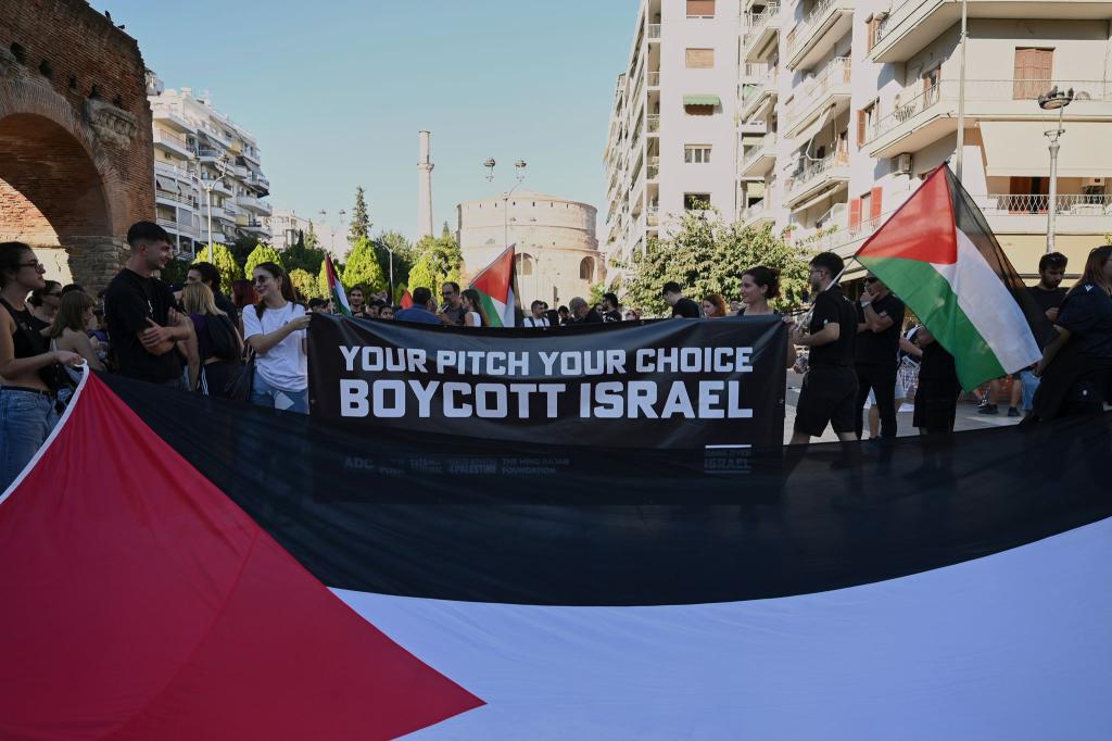 Immer wieder gab es zuletzt Proteste für Palästina und gegen Israel - auch rund um Sportveranstaltungen. - Foto: Giannis Papanikos/AP/dpa