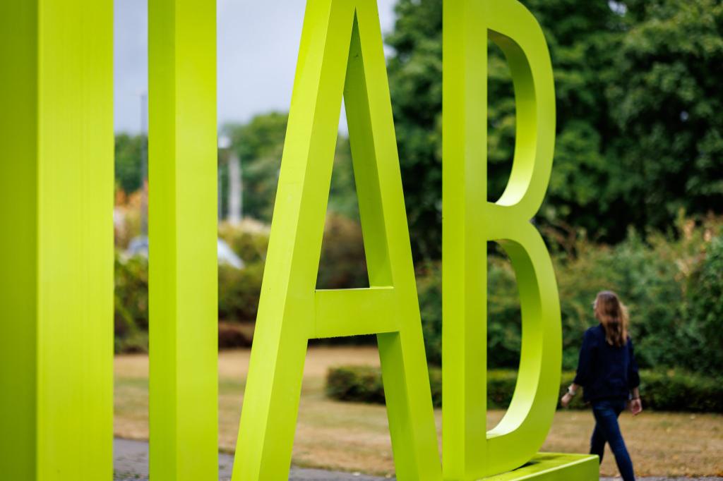 Die Arbeitslosigkeit wird einer IAB-Regionalprognose im Osten leicht zunehmen, im Westen leicht sinken (Archivbild). - Foto: Daniel Karmann/dpa