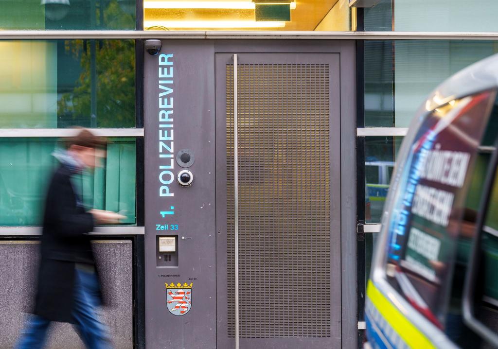 Der Verdacht gefährde das Ansehen der Polizei, sagt der Frankfurter Polizeipräsident. - Foto: Andreas Arnold/dpa
