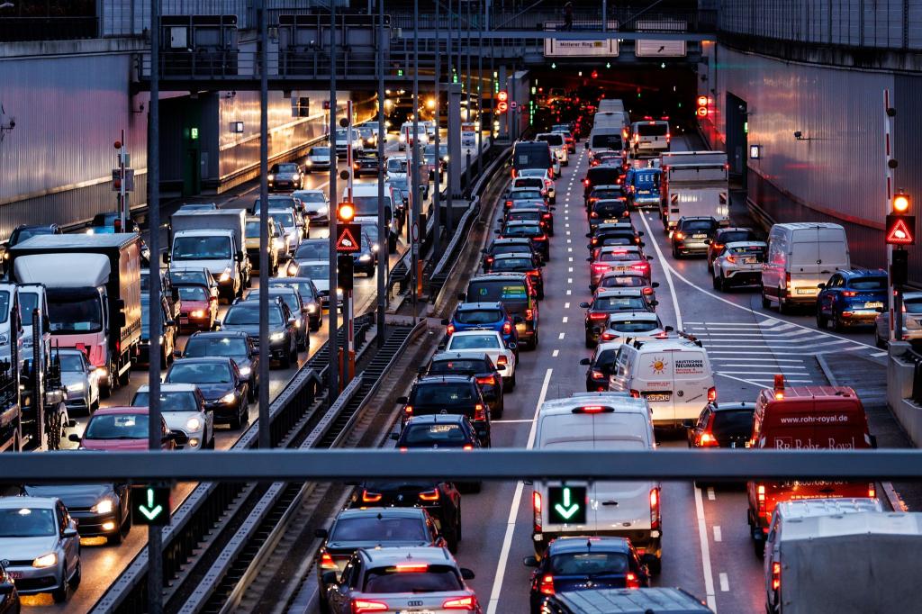 Berufsverkehr in München. Tagtäglich fährt die Bevölkerung einer Großstadt von außerhalb zum Arbeiten in die bayerische Landeshauptstadt. (Symbolbild) - Foto: Matthias Balk/dpa