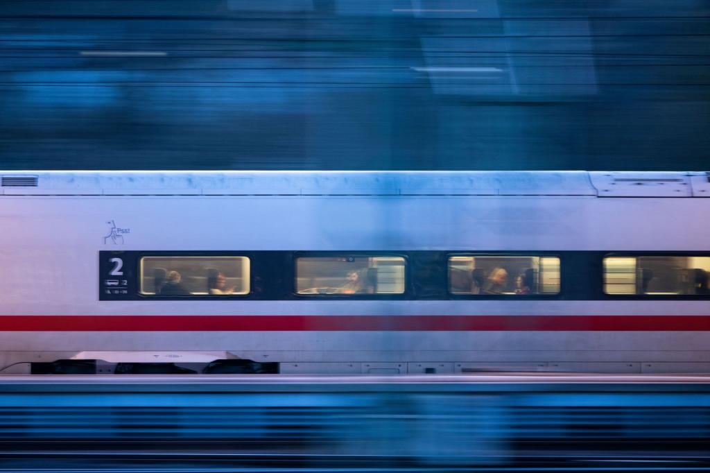 Die Ticketpreise bei der Bahn bleiben nach dem Fahrplanwechsel Mitte Dezember überraschend stabil. (Archivbild) - Foto: Marijan Murat/dpa