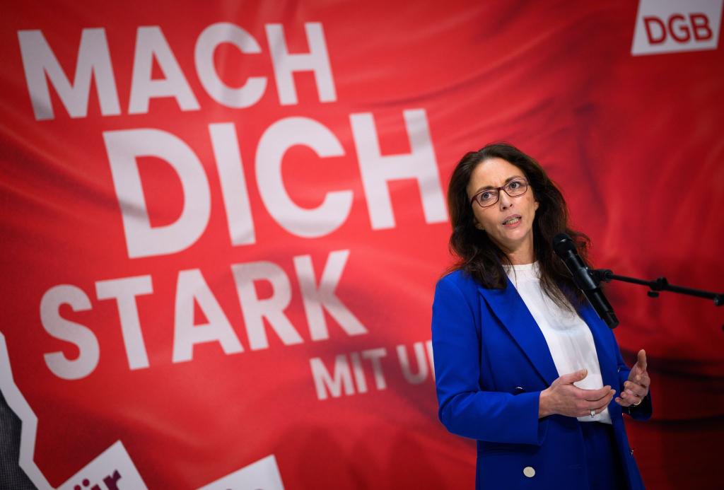 «Pushen ein Mini-Problem zu einem Mega-Thema hoch»: Gewerkschafterin Fahimi hält die Debatte ums Bürgergeld für absurd. (Archivbild) - Foto: Bernd von Jutrczenka/dpa