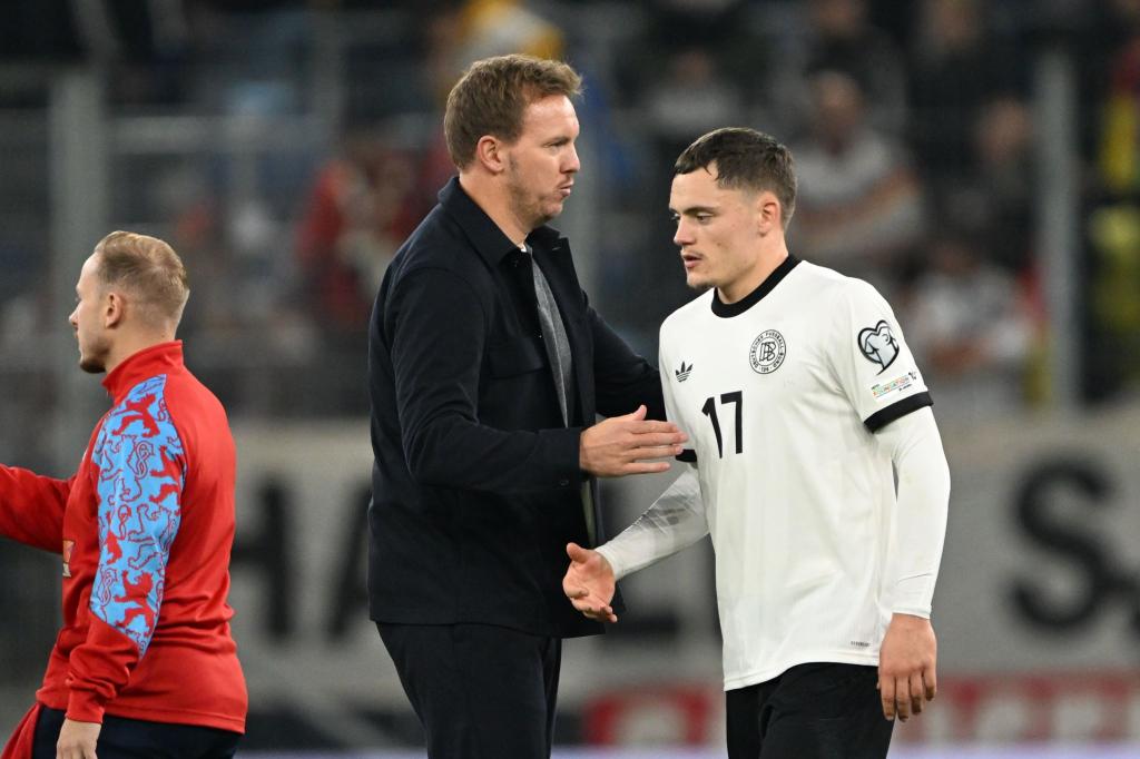 Bundestrainer Nagelsmann (l.) bedankt sich bei Wirtz für seinen Einsatz. - Foto: Federico Gambarini/dpa